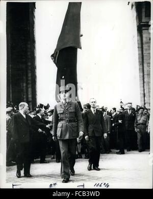 1959 - Cérémonie à l'Arcade De Triomphe : Animpressive photo du Général Charles de Gaulle prises sur l'Arc de Trimphe où une fois de plus le drapeau français des mouches. Général quitte l'Arc de Triomphe sur son chemin à la place de la exemple au cours de l'immense fête qui a marqué la libération de Paris de l'oppression nazie. © Keystone Photos USA/ZUMAPRESS.com/Alamy Live News Banque D'Images