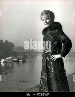 1960 - Sunshine Arrête le tournage à Strand-On-The-Green : Scènes de la remake musical du film à succès des années 1910 ''au revoir monsieur Chips'', qui devaient être abattus à Strand-sur-le-Vert, Kew aujourd'hui ont été retenus par les mauvaises conditions météorologiques - c'était trop beau ! Le film, qui sortira en décembre 1960 stars Petula Clark comme Mme Chips et Peter O'outils comme M. Chips. Photo montre Petula Clark, habillé pour son rôle de Katherine dans ''au revoir monsieur Chips'', prend un tour par la rivière à brin-sur-le-Vert, Kew. © Keystone Photos USA/ZUMAPRESS.com/Alamy Live News Banque D'Images