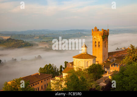 Lever de soleil sur Misty Cattedrale di Santa Maria Assunta e di San Genesio et la ville médiévale de San Miniato, en Toscane, Italie Banque D'Images