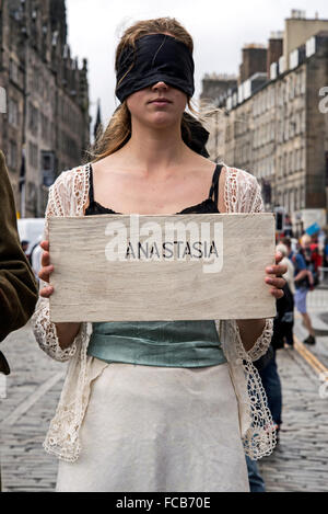 Edinburgh Fringe Festival - Livewire Theatre la promotion de leur production "Romanov" sur le Royal Mile d'Édimbourg. Banque D'Images