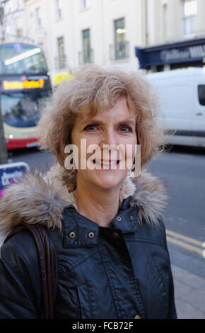 Brighton 21e Janvier 2016 - Portrait d'une femme d'âge moyen de marcher dans St James's Street Brighton Kemp Town Banque D'Images