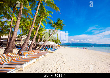 Des transats sur le sable blanc, Boracay, Philippines Banque D'Images