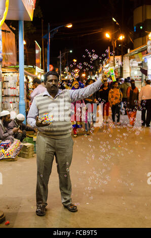 Vendeur d'armes à feu bouillonnant soufflant des bulles de savon dans l'air sur la route principale, la ville bazar, mahabaleshwar Banque D'Images