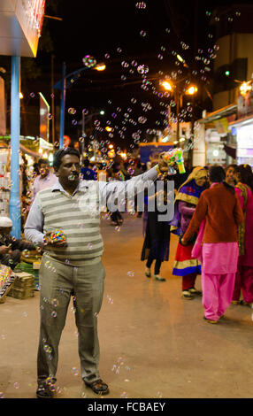 Machine à Bulles vendeur soufflant des bulles de savon dans l'air sur la route principale, la ville bazar, mahabaleshwar Banque D'Images
