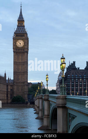 Big Ben et allumé bridge au petit matin à Londres, couleurs et lumières naturelles Banque D'Images