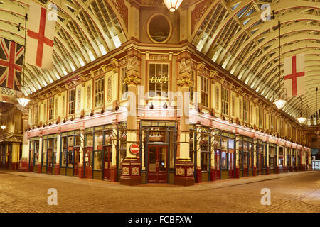 Marché couvert Leadenhall à l'intérieur nuit à Londres Banque D'Images