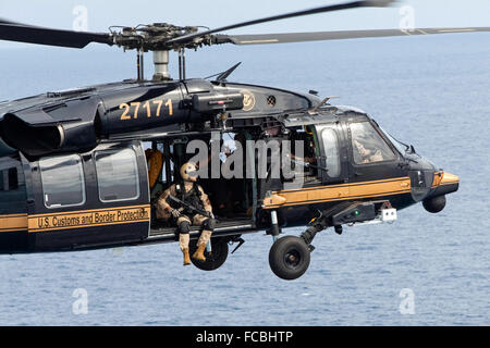 La US Customs and Border Protection (CBP Office d'air et de l'unité Marine l'exploitation d'un hélicoptère Blackhawk Sikorsky UH-60 fournissant réponse armée et de la sécurité dans et autour des eaux du sud de la Floride. Voir la description pour plus d'informations. Banque D'Images