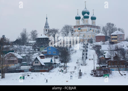 Vue d'hiver de Voskresensky Cathédrale et maisons situées dans la petite ville russe de l'oblast de Iaroslavl, Perm, Russie Banque D'Images