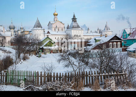 Vue d'hiver de l'ancien Kremlin la ville russe de Rostov Le Grand. La ville est un centre touristique de l'anneau d'or de la Russie. Banque D'Images