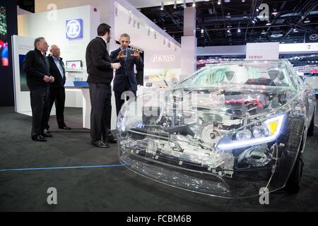 Président américain Barack Obama regarde le verre ZF voiture avec Bryan Johnson, ZF Communication, au cours d'une visite à la 2016 North American International Auto Show, à la Cobo Center le 20 janvier 2016 à Detroit, Michigan. Banque D'Images