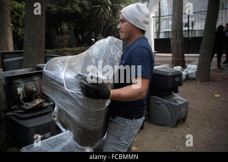 La ville de Mexico. 20 Jan, 2016. Image prise le 20 janvier 2016 montre un travailleur portant un plat pour recyclage dans un centre de collecte, dans la ville de Mexico, capitale du Mexique. Gouvernement du Mexique effectuée sur Dec.17 2015 le plus grand 'analogique' de cesser de diffuser des signaux de télévision analogiques dans les états centraux de Tlaxcala, Puebla, Estado de Mexico et le District fédéral, a indiqué le Secrétariat des communications et des transports du pays. © Alejandro Ayala/Xinhua/Alamy Live News Banque D'Images