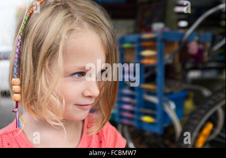 5 ans, fille d'avoir son les cheveux avec les réels problèmes de mise au point en arrière-plan Banque D'Images