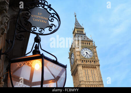 Big Ben et le vieux St Stephen's Tavern lampe, ciel bleu à Londres Banque D'Images