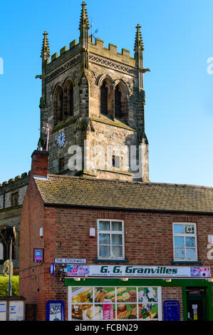 Un dépanneur/marchand appelé 'G, G' Granvilles. Avec l'église St Mary - derrière. Dans Wymeswold, Angleterre le 15 janvier 20 Banque D'Images