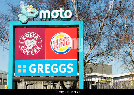 Signe pour le Costa Coffee, Burger King et Greggs à moto station-service Services Medway à Farthing Corner sur l'autoroute M2, le Kent. Banque D'Images