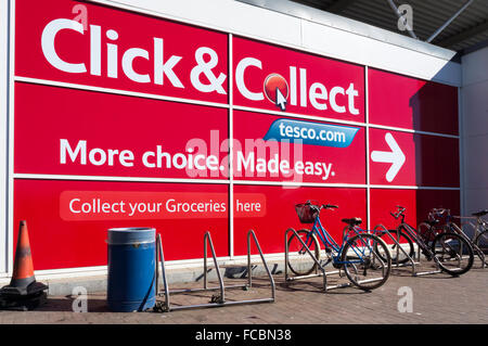 Un grand magasin Tesco cliquez sur Collecter & sign. Banque D'Images