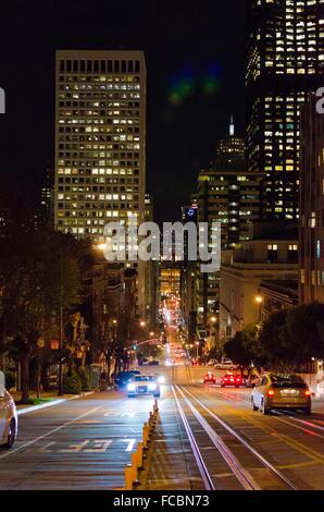 Une vue de la nuit d'une côte raide pente street dans le centre-ville de San Francisco, Californie, États-Unis d'Amérique. Une vue de t Banque D'Images
