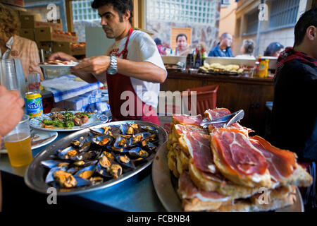 Zaragoza, Aragón, Espagne : Taverne El Lince. Santa Marta square. Des tapas. Banque D'Images