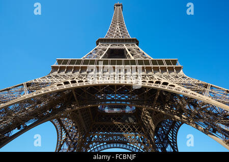 Tour Eiffel, journée ensoleillée avec ciel bleu à paris Banque D'Images