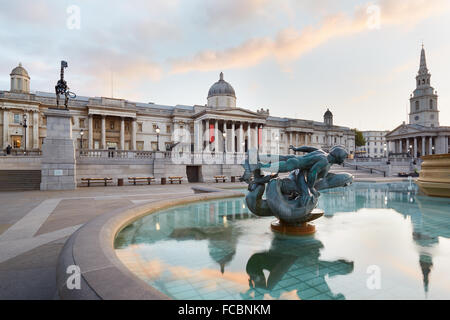 Vide Trafalgar square, la National Gallery et vient tôt le matin sur socle Banque D'Images