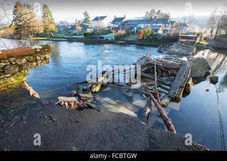 Le pont à Pooley Bridge dans le district du lac qui a été détruit par les inondations de Storm Desmond, Cumbria, Royaume-Uni. Le pont s'était tenu depuis 1774. Banque D'Images