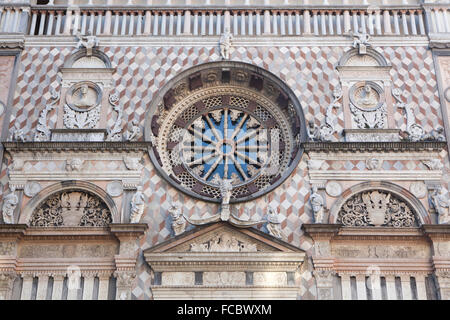 Cappella Colleoni conçu par l'architecte de la Renaissance italienne Giovanni Antonio Amadeo à Bergame, Lombardie, Italie. Banque D'Images