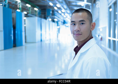 Portrait confiant scientifique dans le corridor de l'usine Banque D'Images