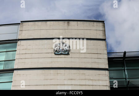 Logo du tribunal britannique sur le mur du palais de justice à Laganside courts, Oxford Street, Belfast Banque D'Images