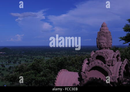 La vue de Phnom Sampeau sur les plaines cambodgiennes, province de Battambang, Cambodge. © Kraig Lieb Banque D'Images