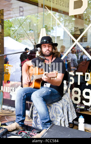 Musicien ambulant chantant et en jouant de la guitare, à Tamworth Country Music Festival 2016 Banque D'Images