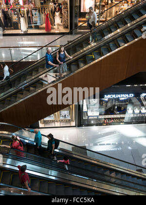 Les touristes, les travailleurs immigrés, les résidents locaux du shopping au centre commercial de Dubaï, Émirats arabes unis. Banque D'Images