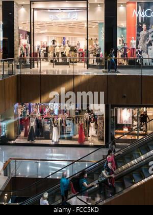 Les touristes, les travailleurs immigrés, les résidents locaux du shopping au centre commercial de Dubaï, Émirats arabes unis. Banque D'Images