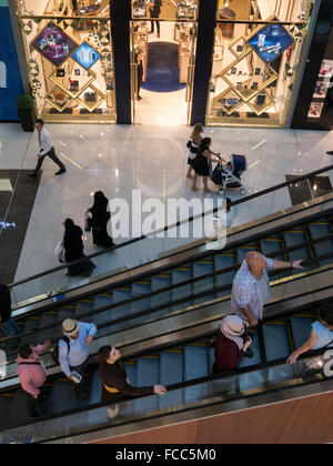 Les touristes, les travailleurs immigrés, les résidents locaux du shopping au centre commercial de Dubaï, Émirats arabes unis. Banque D'Images