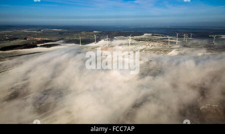 Vue aérienne, les éoliennes à Rösenbeck, énergie éolienne, énergie renouvelable, l'énergie de remplacement, mur de nuages, brouillard au sol Banque D'Images