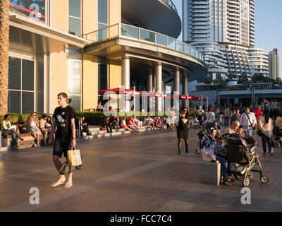 Les touristes, les travailleurs immigrés, les résidents locaux sur promenade au bord de l'eau dans le centre commercial de Dubaï, Émirats arabes unis. Banque D'Images