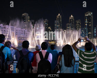 Les touristes à regarder et photographier la fontaine de Dubaï, la plus grande fontaine chorégraphiée sur l'ensemble du système 30-acre Banque D'Images