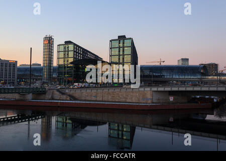 Berlin, le 21 janvier 2015 : la gare centrale de Berlin (Hauptbahnhof) et de la gare la plus importante de l'Europe. Banque D'Images