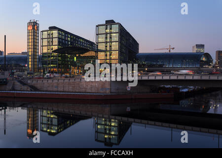 Berlin, le 21 janvier 2015 : la gare centrale de Berlin (Hauptbahnhof) et de la gare la plus importante de l'Europe. Banque D'Images