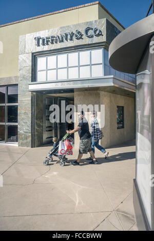 Couple Jeune garçon pousse dans la poussette passé en marbre richement façade entrée de Tiffany & Co. dans d'élégantes mini mall Tucson Arizona Banque D'Images