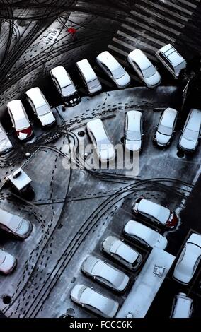 Nanchang, province de Jiangxi en Chine. 22 janvier, 2016. Les véhicules sont couverts de neige à Nanchang, capitale de la province de l'est de la Chine, le 22 janvier 2016. Un front froid et de neige a frappé la province de vendredi. © Zhenping Chanson/Xinhua/Alamy Live News Banque D'Images