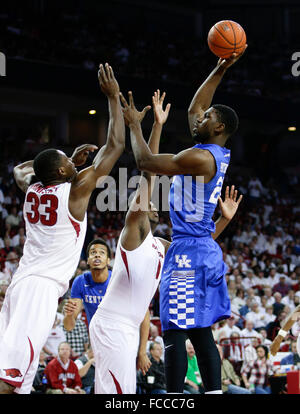 Fayetteville, AR. 13 Jan, 2016. Kentucky Wildcats avant Alex Poythress (22) mettre en un coup sur l'Arkansas avant Moïse Kingsley Craftsman aspirateur avale-tout (33) comme l'Arkansas Kentucky a joué le jeudi 21 janvier 2016 à Fayetteville, AR. © Lexington Herald-Leader/ZUMA/Alamy Fil Live News Banque D'Images