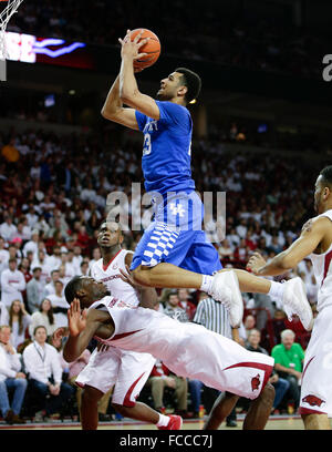 Fayetteville, AR. 13 Jan, 2016. Kentucky Wildcats guard Jamal Murray (23) a obtenu le panier et l'encombrement d'un bloc sur l'Arkansas avant Moïse Kingsley Craftsman aspirateur avale-tout (33) comme l'Arkansas Kentucky a joué le jeudi 21 janvier 2016 à Fayetteville, AR. © Lexington Herald-Leader/ZUMA/Alamy Fil Live News Banque D'Images