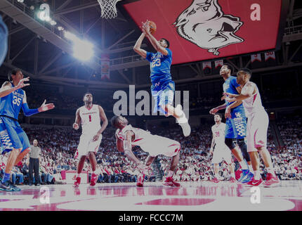 Fayetteville, AR. 13 Jan, 2016. Kentucky Wildcats guard Jamal Murray (23) a obtenu le panier et l'encombrement d'un bloc sur l'Arkansas avant Moïse Kingsley Craftsman aspirateur avale-tout (33) comme l'Arkansas Kentucky a joué le jeudi 21 janvier 2016 à Fayetteville, AR. © Lexington Herald-Leader/ZUMA/Alamy Fil Live News Banque D'Images