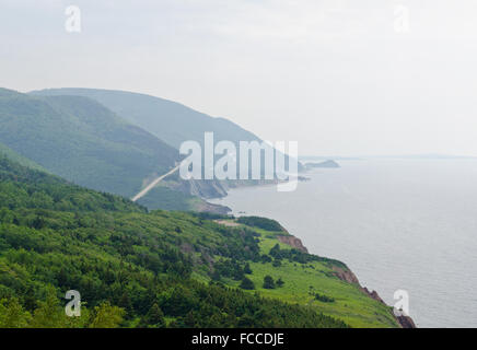 Route le long du littoral du parc national des Hautes Terres du Cap-Breton en Nouvelle-Écosse, Canada Banque D'Images