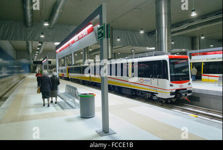 Deux femmes âgées à pied sur le quai de la station ferroviaire à Palma de Majorque, sur l'île des Baléares espagnoles Banque D'Images