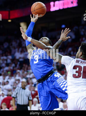 Fayetteville, AR. 13 Jan, 2016. Kentucky Wildcats guard Tyler Ulis (3) à l'intérieur pour deux de ses 24 points dans le Kentucky a défait l'Arkansas 80-66 le jeudi 21 janvier 2016 à Fayetteville, AR. © Lexington Herald-Leader/ZUMA/Alamy Fil Live News Banque D'Images