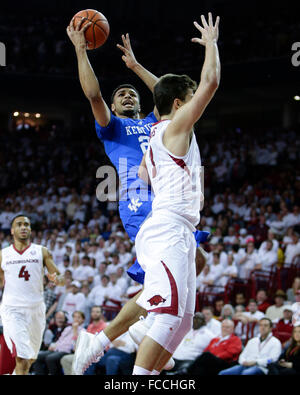 Fayetteville, AR. 13 Jan, 2016. Kentucky Wildcats guard Jamal Murray (23) mettre dans un trois pour certains de ses 19 points dans le Kentucky a défait l'Arkansas 80-66 le jeudi 21 janvier 2016 à Fayetteville, AR. © Lexington Herald-Leader/ZUMA/Alamy Fil Live News Banque D'Images