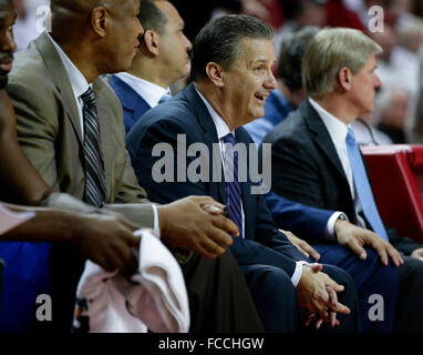 Fayetteville, AR. 13 Jan, 2016. L'entraîneur en chef des Wildcats de Kentucky John Calipari qu'il l'ai un peu de sourire à la fin de l'Arkansas 80-66 Kentucky défait le jeudi 21 janvier 2016 à Fayetteville, AR. © Lexington Herald-Leader/ZUMA/Alamy Fil Live News Banque D'Images