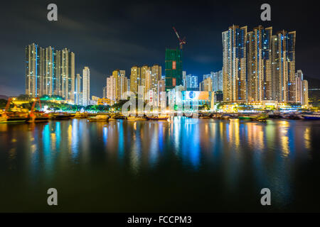 L'horizon de Ap Lei Chau dans la nuit, vu d'Aberdeen à Hong Kong, Hong Kong. Banque D'Images