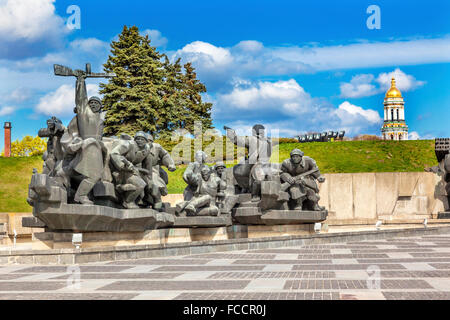 Soldats soviétiques s'attaquer à la guerre mondiale 2 Crossing Monument Dniper Grande Tour Lavra Grande Guerre Patriotique Museum Kiev Ukraine. Banque D'Images